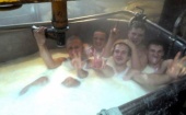 В Омске сотрудники сырного предприятия принимали ванны в емкостях с молоком